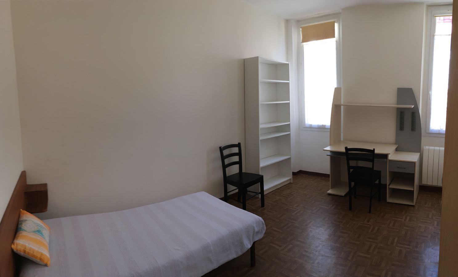 Vue générale de la chambre en entrant depuis le vestibule