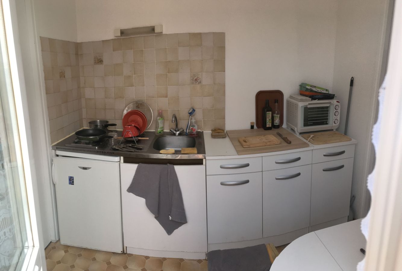 Cuisine équipée vue depuis le balcon côté rue