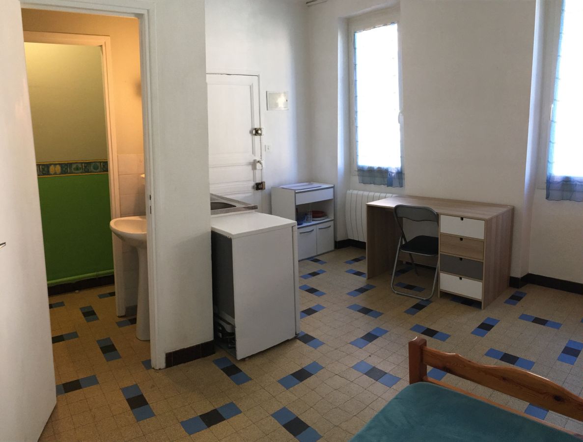 Vue générale avec accès lavabo et pièce WC